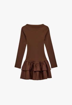 Langærmet brun kjole med bådhals og dobbeltrækket flæsedetalje på skørtet, vist på en hvid baggrund.
