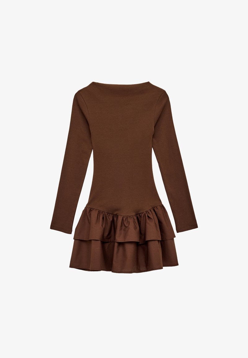 Bruine jurk met lange mouwen, boothals en dubbele laag ruches aan de rok, weergegeven op een witte achtergrond.