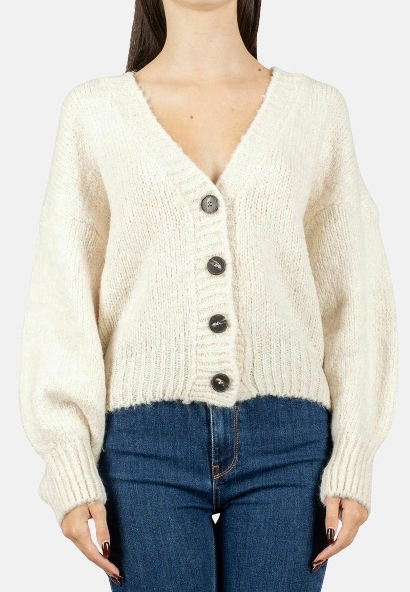 Cardigan oversized crema con scollo a V, lavorazione a maglia testurizzata, spalle scese e cinque bottoni neri sul davanti. Bordo a coste e polsini.