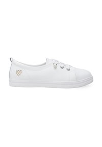 Weisse Low-Top-Sneaker aus glattem Material, mit sechs Ösen, flachen Schnürsenkeln und einem karierten Herzakzent an der Seite.