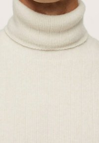 Cremefarbener Rollkragenpullover aus Rippstoff, mit einem hohen Kragen und strukturiertem Muster, enganliegendes Design.