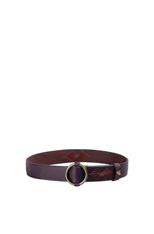 Cinturón de cuero morado con hebilla circular de latón y patrones bordados en rojo con motivos de estallido solar a lo largo de su longitud.