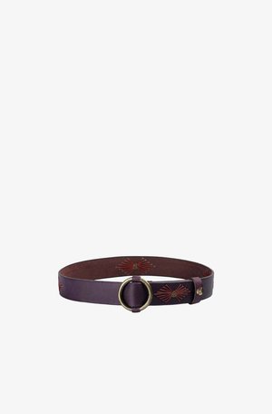 Cinturón de cuero morado con hebilla circular de latón y patrones bordados en rojo con motivos de estallido solar a lo largo de su longitud.