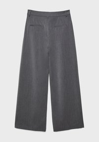 Pantalon gris taille haute à jambes larges avec passants pour ceinture et deux poches arrière passepoilées, confectionné dans un tissu lisse.