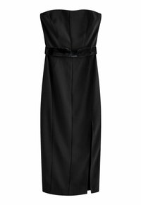 Svart strapless klänning i slät tyg, med en figurnära bodice, ett sammetsbälte i midjan och en sidklipp för extra detalj.
