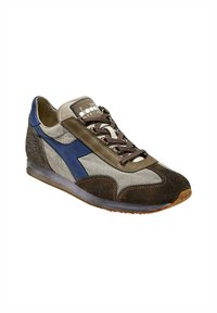 Sneaker con tomaia in tela beige, dettagli in pelle blu, punta e tallone in suede marrone scuro, lacci marroni e suola testurizzata.