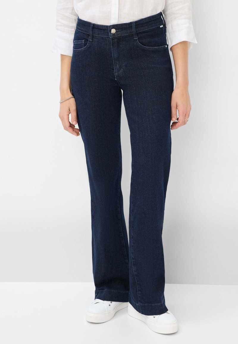 Jeans de color azul oscuro con un diseño de pierna recta, hechos de denim, que presentan bolsillos frontales, un cierre de botón en la parte delantera y una cinturilla regular.