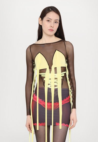 Schwarzes Mesh-Oberteil mit gelben Details und Bändern, kombiniert mit einem lila Rock mit rotem Spitzenbesatz. Hat ein tailliertes Design und eine Schnürung im Rücken.