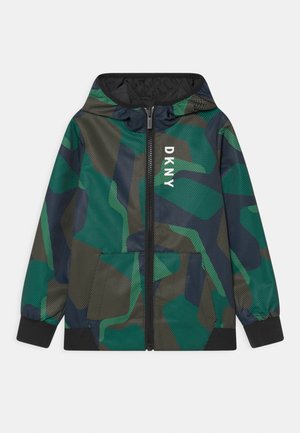 Sweat à capuche zippé camouflage vert, bleu et noir avec lettrage "DKNY" sur la poitrine et poignets ainsi qu'ourlet élastiques noirs.
