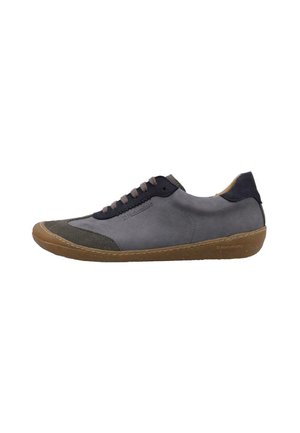 Zapatillas en terciopelo gris y azul marino con una suela de goma marrón. Cuentan con una puntera redondeada, diseño de cordones y texturas contrastantes en la parte superior.