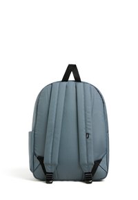 Grå tygryggsäck med vadderade axelremmar, ett handtag på toppen och en sidoficka. Har minimalistisch design och hållbara hårdvarudetaljer.