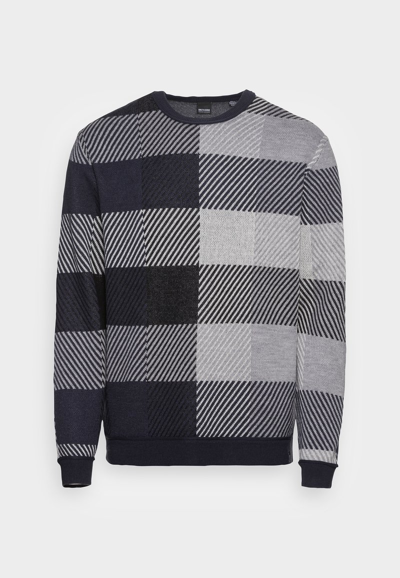 Pull ras-du-cou pour hommes avec un motif à carreaux noir, gris et blanc, présentant des rayures diagonales dans un design patchwork.