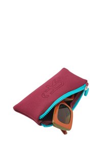 Bordowy etui na zamek błyskawiczny z turkusowym zamkiem, zawierające okulary przeciwsłoneczne z brązowo-zielonymi oprawkami. Miękki materiał z wytłoczonym logo.