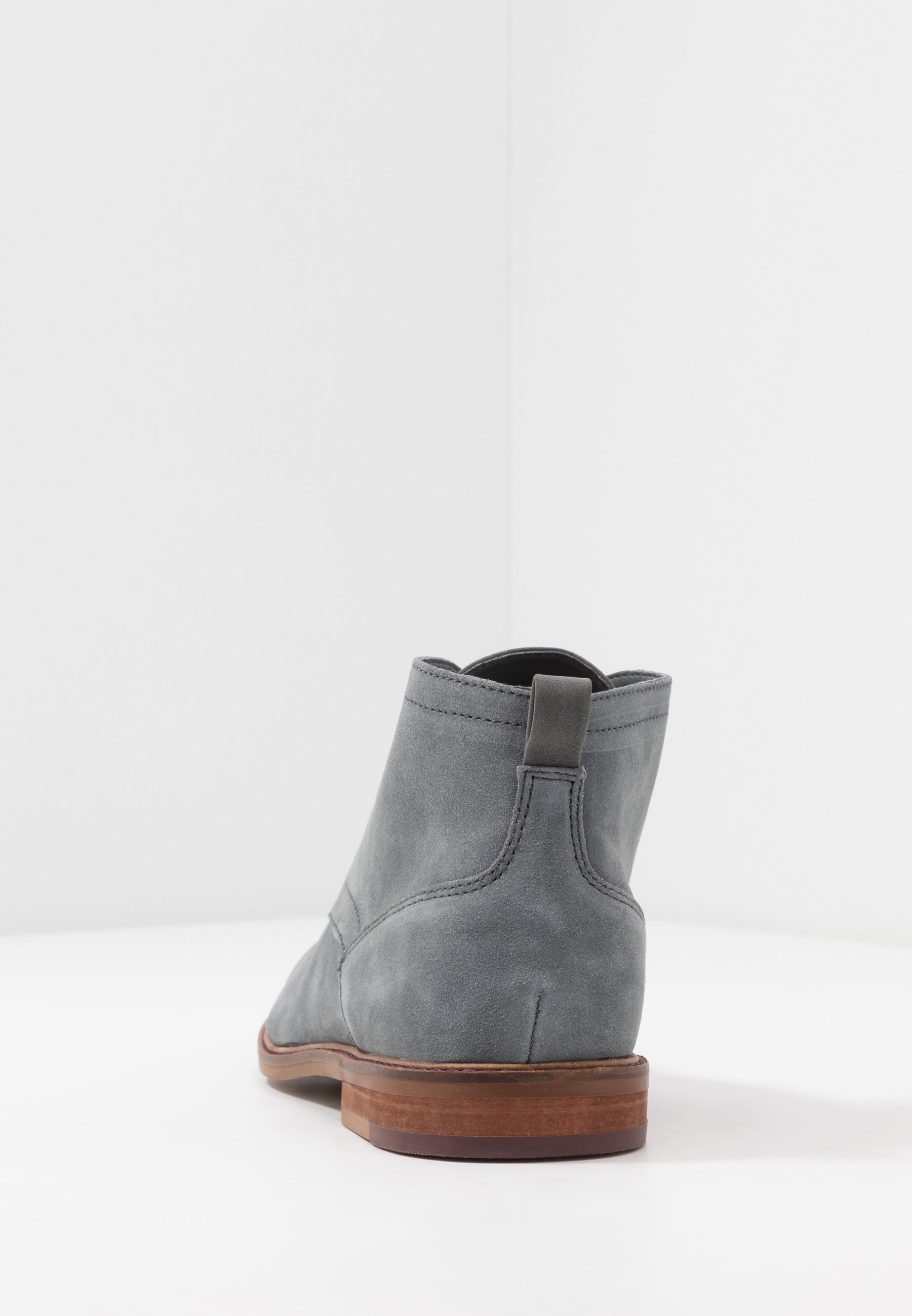 Burton Menswear London BRAN CHUKKA Snøresko greygrå Burton Menswear London BRAN CHUKKA Snøresko tan Zalando.no