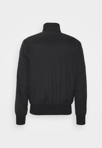 Veste bomber noire avec un col montant, des poignets côtelés et un ourlet élastiqué, en tissu lisse et brillant, avec une coupe décontractée.