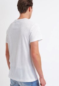 Šedé bavlněné tričko s kulatým výstřihem a krátkým rukávem, s jednoduchým, bezvzorným designem a hladkou texturou.