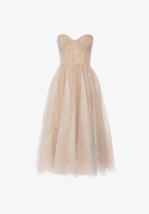 Beżowa sukienka bez ramiączek z dopasowaną górą i pełną tiulową spódnicą ozdobioną subtelnymi srebrnymi błyskotkami.