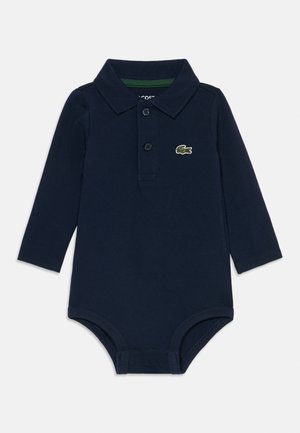 Body bébé bleu marine à manches longues avec col, deux boutons devant et un petit logo crocodile vert brodé sur la poitrine.