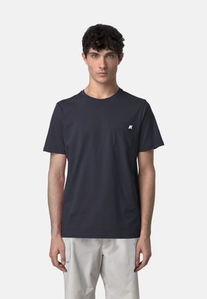T-shirt in cotone blu navy con scollatura tonda, maniche corte e tasca sul lato sinistro del petto con un dettaglio del logo bianco.