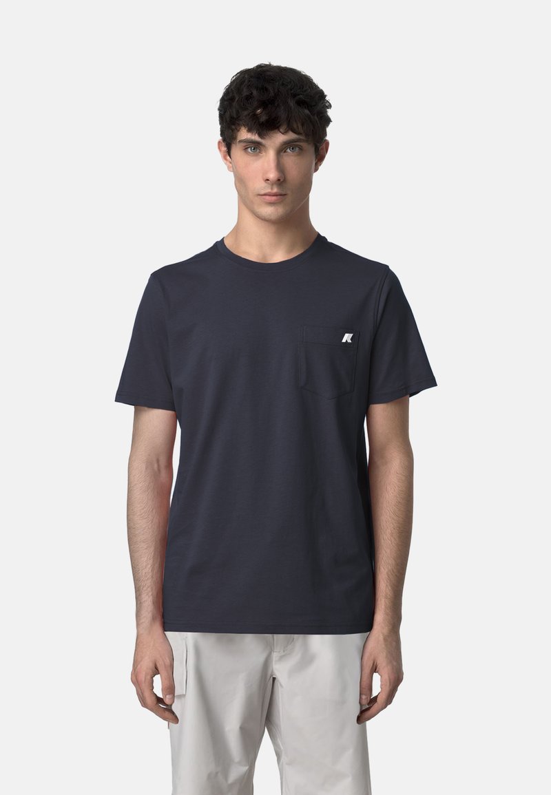 T-shirt in cotone blu navy con scollatura tonda, maniche corte e tasca sul lato sinistro del petto con un dettaglio del logo bianco.