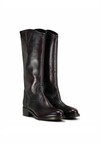 Stivali in pelle al ginocchio di colore bordeaux scuro, con una superficie liscia, punta rotonda e tacco quadrato. Design semplice con minimi dettagli.