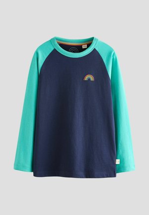 Maglietta a maniche lunghe con corpo navy e maniche raglan turchesi. Include un piccolo dettaglio arcobaleno ricamato sul petto. Materiale in cotone.