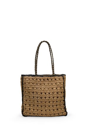 Bolso de paja tejido en forma de cuadrado con ribete negro y asas trenzadas dobles, que presenta un patrón de tejido abierto texturizado.