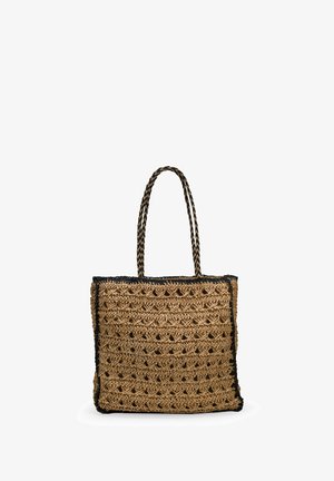 Bolso de paja tejido en forma de cuadrado con ribete negro y asas trenzadas dobles, que presenta un patrón de tejido abierto texturizado.