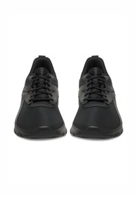 Pantofi sport negri din plasă și materiale sintetice. Formă rotundă a vârfului, design plat cu șireturi și talpă de cauciuc netedă.