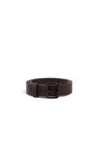 Ceinture en cuir marron avec une texture lisse, dotée d'une boucle en métal noir et d'accents, ainsi que d'une boucle de marque. Largeur de 3 cm.