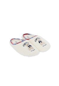 Zapatillas blancas y esponjosas con un borde a cuadros en rojo y azul, que presentan un oso de peluche bordado y el texto "Dulces Sueños" en cada zapato.