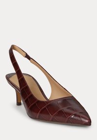 Burgundy nahkasaappaat, joissa on teräväkärkinen muotoilu, struktuuripintainen krokotiilikuosi ja hoikka korko. Sisustus on beige ja sileä.