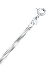 Sterling sølv kæde med en glat overflade, der har en karabinlås og et stemplet mærke. Leddesign er detaljeret og let.