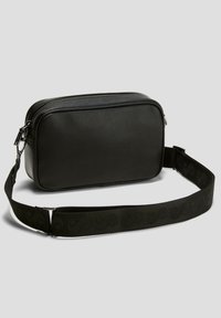 Zwarte gestructureerde rechthoekige crossbodytas met een brede verstelbare schouderband met een subtiel patroon, geplaatst op een lichtgrijze achtergrond.