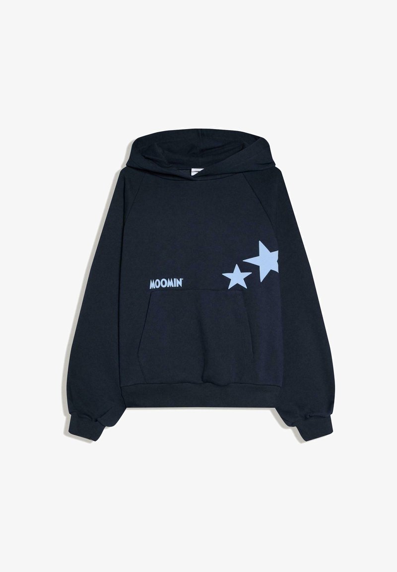 Zwarte hoodie met voorzak, lichtblauwe "MOOMIN" tekst en twee stervormige afbeeldingen aan de rechterkant.