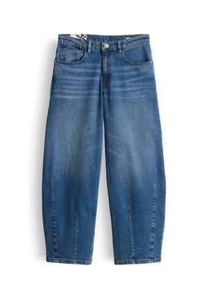 Blauwe spijkerbroek met wijde pijpen, voorzakken, riemlussen, ritssluiting, knoopsluiting en subtiele verticale naden bij de enkels.