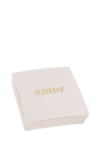 Kvadratisk, blek rosa låda med en slät yta och guldskrift som stavar "amor" på toppen. Minimalistisk design med rundade hörn.