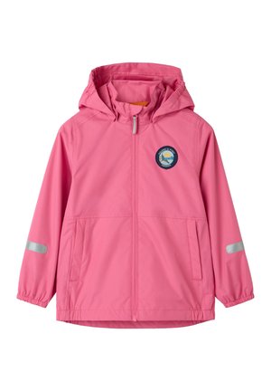 Roze regenjas met capuchon voor kinderen, voorzien van een rits aan de voorkant, twee zijzakken, reflecterende strepen op de mouwen en een ronde logopatch op de borst.