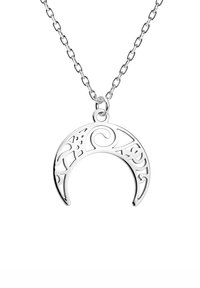 Sølvhalskæde med en intrikat designet halvmånevedhæng, der har svungne former og udskårede detaljer. Kædelinker er glatte og ensartede.