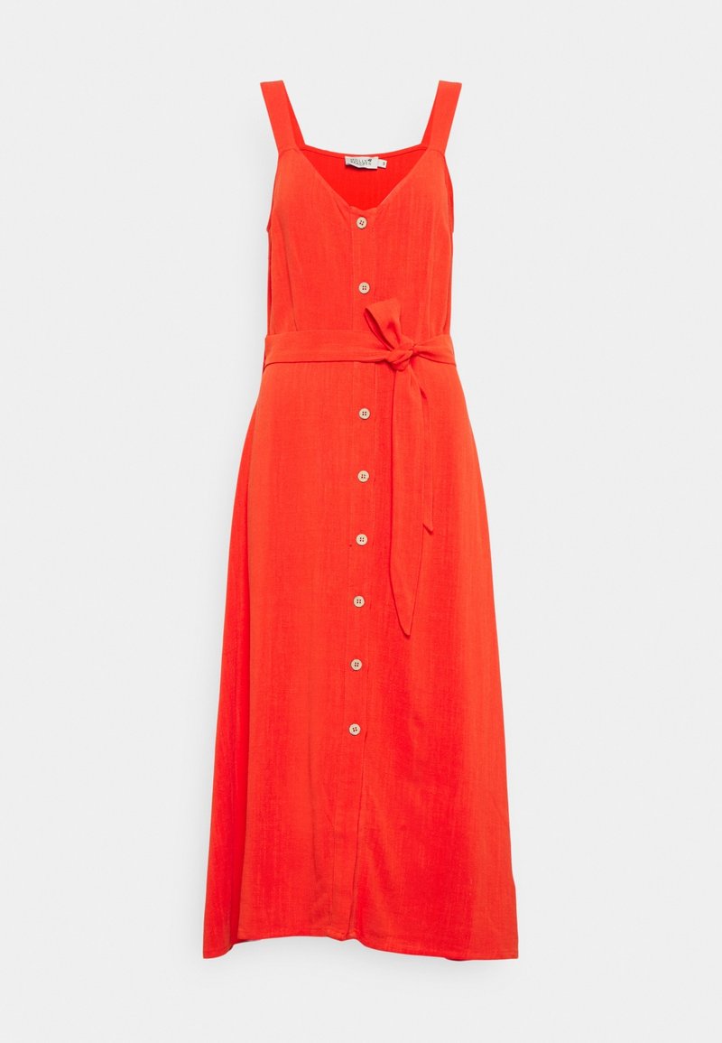 Robe midi orange vif sans manches avec fermeture boutonnée devant, encolure carrée et nœud à la taille sur fond clair uni.