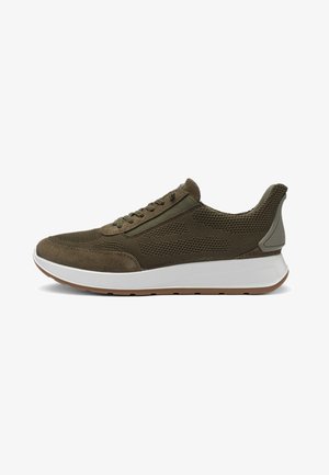 Olivgrüner Sneaker aus Mesh und Wildleder mit weißer dicker Sohle und braunem Gummiaußensohle, von der Seite betrachtet.