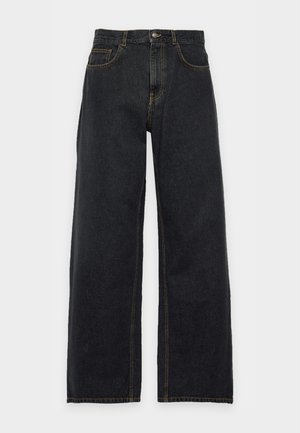 Jean noir taille haute, avec fermeture à bouton, poches avant, surpiqûres contrastantes et jambes larges et droites.