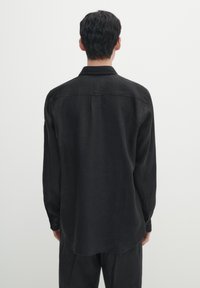 Massimo Dutti REGULAR FIT GARMENT - Hemd - black