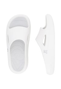 Des sandales blanches à semelle intérieure gris texturé, avec des côtés ouverts et un logo sur le côté extérieur. Fabriquées en matériau léger et flexible.