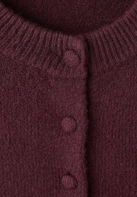 Cárdigan de punto burdeos con un acabado texturizado, que presenta un cuello acanalado y cinco botones circulares cubiertos de tela en el frente.