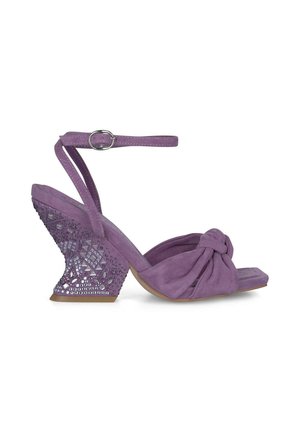 Paarse nubuck wedge sandaal met een knoopdetail op de bovenkant en een geometrisch patroon, versierde hak. Enkelbandje met gespsluiting.