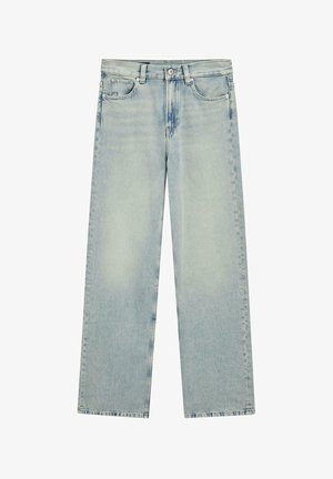 Jasnoniebieskie dżinsy o prostych nogawkach, z pięcioma kieszeniami, zapięciem na guziki i szlufkami na pasek, pokazane na płasko na białym tle.