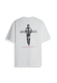 Camisa de algodón blanca con un estampado gráfico negro de una figura y el texto "ANTONY MORATO" en la parte posterior. Corte relajado y mangas cortas.