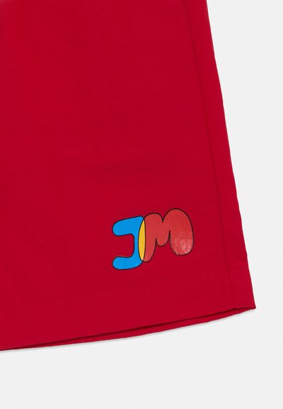 Crvene pamučne kratke hlače s šarenim detaljem "JM" loga. Imaju glatku teksturu i kontrastne šavove na rubu.