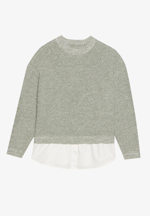 Svijetlozeleni pleteni pulover s okruglim izrezom, dugim rukavima i teksturiranim završetkom, složen preko bijele košulje s dugmadima.